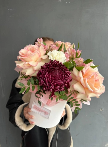 Композиция в коробке с хризантемой от интернет-магазина цветов в 