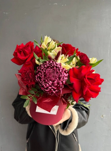 Композиция в коробке с хризантемой и ажурными розами от интернет-магазина цветов в 