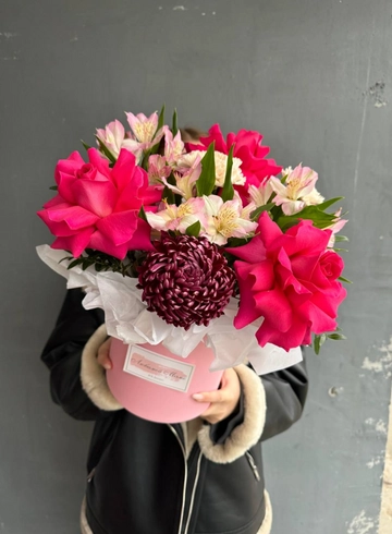 Композиция в коробке с хризантемой и малиновыми розами от интернет-магазина цветов в 