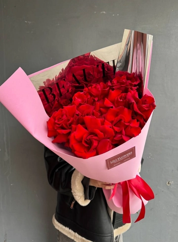 Монобукет из красных ажурных роз в розовой упаковке от интернет-магазина цветов в 