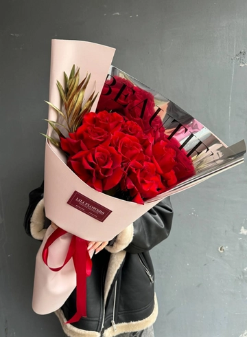 Монобукет из ажурных роз с папоротником от интернет-магазина цветов в 