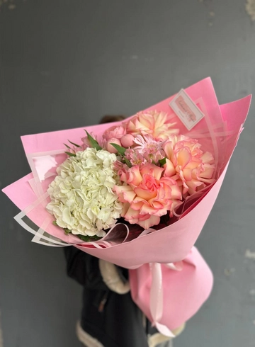 Сборный букет из гортензии, ажурных роз,герберы от интернет-магазина цветов в 
