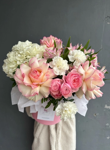 Нежная композиция с ажурными розами,кустовой розой,диантусами от интернет-магазина цветов в 