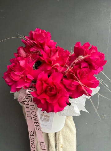 Композиция с малиновыми розами от интернет-магазина цветов в 