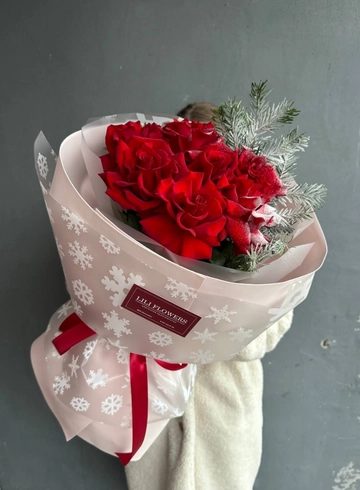 Букет из ажурных роз с хвоей от интернет-магазина цветов в 