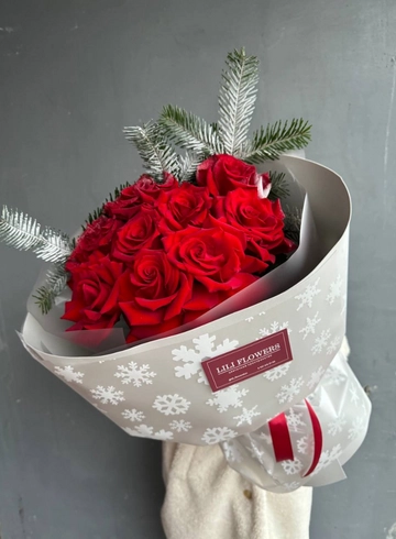 Новогодний букет из ажурных роз и хвои от интернет-магазина цветов в 