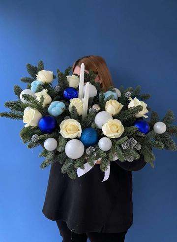 Композиция с новогодними шарами,розами и свечами от интернет-магазина цветов в 