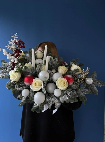 Композиция в красных тонах с шарами,свечами и розами от интернет-магазина цветов в 