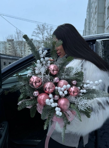 Новогодняя композиция в розовых тонах с шарами от интернет-магазина цветов в 