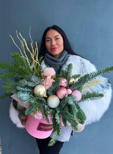 Композиция из нобилиса,елочных шаров и ангелочка от интернет-магазина цветов в 