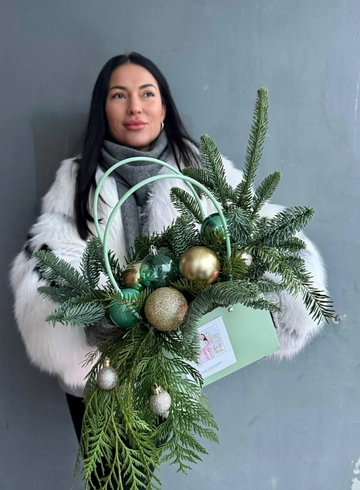 Композиция в сумочке из хвоя с елочными шарами от интернет-магазина цветов в 