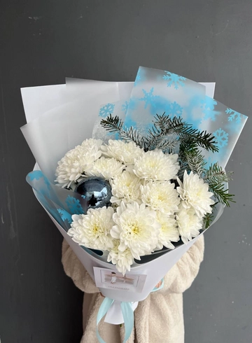 Букет из кустовой хризантемы,хвои и елочного шарика от интернет-магазина цветов в 