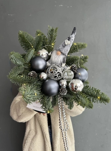 Композиция из хвои,шаров и гномика в серых тонах от интернет-магазина цветов в 