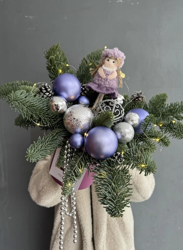 Новогодняя композиция из нобилиса, шаров и ангелочка от интернет-магазина цветов в 