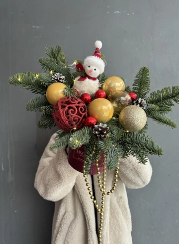 Новогодняя композиция из шаров,нобилиса и снеговика в красных тонах от интернет-магазина цветов в 