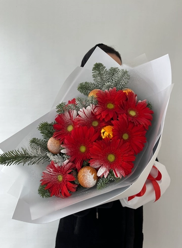 Букет из красных гербер, нобилиса и елочных шаров от интернет-магазина цветов в 