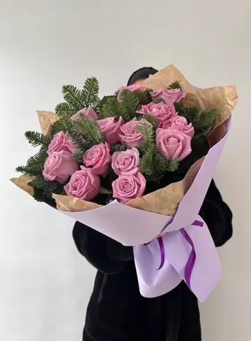 Букет из сиреневых роз с хвоей от интернет-магазина цветов в 
