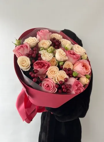 Сборный букет из кустовых и пионовидных роз от интернет-магазина цветов в 