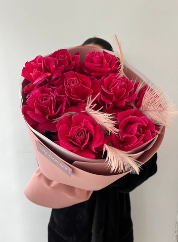 Монобукет из ярких кружевных роз от интернет-магазина цветов в 