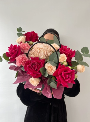 Композиция с ажурными розами &laquo;Аромат&raquo; от интернет-магазина цветов в 