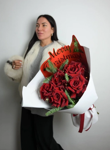 Букет из ажурных роз, нобилиса с гирляндой от интернет-магазина цветов в 