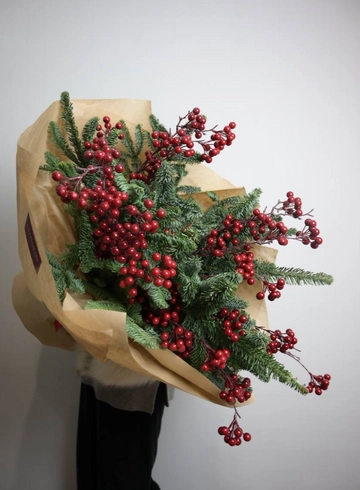Букет из нобилиса с искуственными ягодами в крафте от интернет-магазина цветов в 