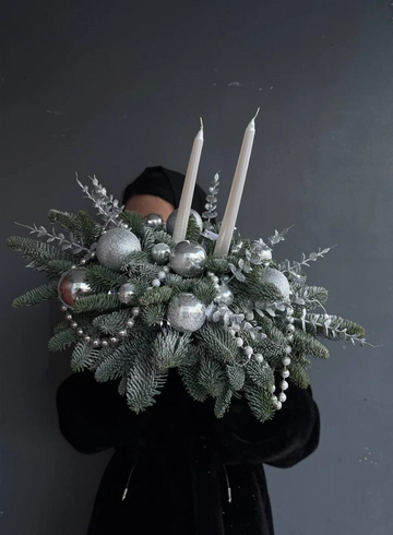 Новогодняя композиция в серебристых тонах со свечами от интернет-магазина цветов в 