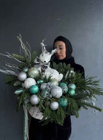 Новогодняя композиция из хвои, елочных шаров и оленя от интернет-магазина цветов в 