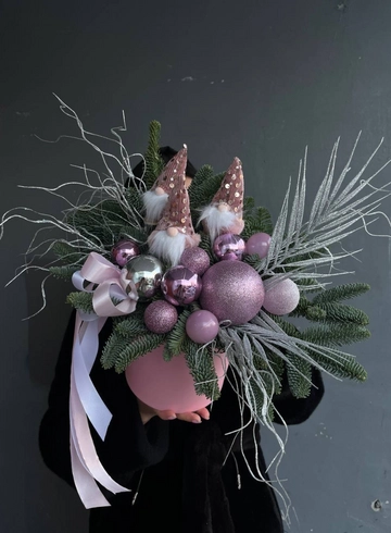 Новогодняя композиция в розовых тонах с гномиками от интернет-магазина цветов в 