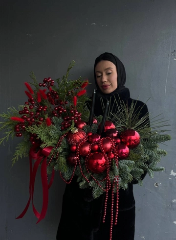 Стильная композиция в красных тонах с бусами от интернет-магазина цветов в 