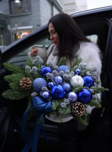 Новогодняя композиция в синих тонах с шишками от интернет-магазина цветов в 