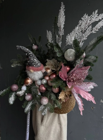 Новогодняя композиция в розовых тонах с пуансетией от интернет-магазина цветов в 