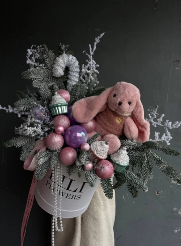 Новогодняя композиция с игрушкой зайчиком от интернет-магазина цветов в 