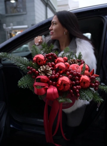 Новогодняя композиция в красных тонах с ягодами от интернет-магазина цветов в 