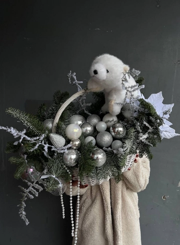 Новогодняя композиция с серебристыми шарами и мишкой от интернет-магазина цветов в 