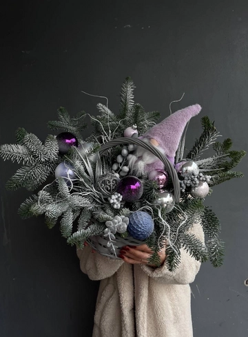 Новогодняя композиция в сиреневых тонах от интернет-магазина цветов в 