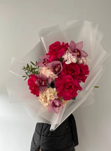 Сборный букет в ярких тонах с орхидеями от интернет-магазина цветов в 