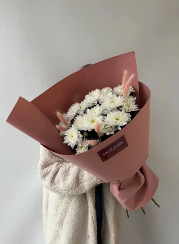 Монобукет из кустовых хризантем с лагурусом  от интернет-магазина цветов в 