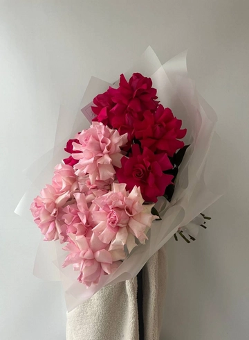 Монобукет из ажурных роз малинового и розового оттенка от интернет-магазина цветов в 