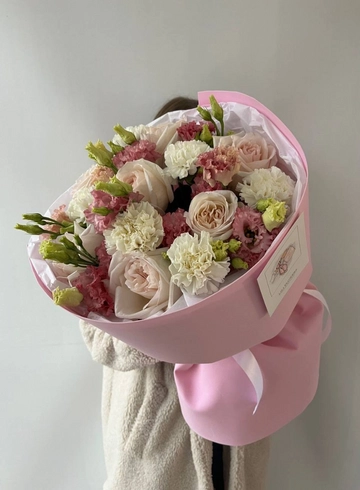 Сборный букет из пионовидных роз, диантусов и эустомы от интернет-магазина цветов в 