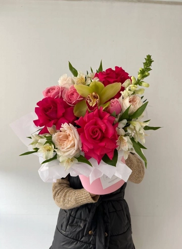 Композиция в шляпной коробке с ажурными розами и орхидеей от интернет-магазина цветов в 