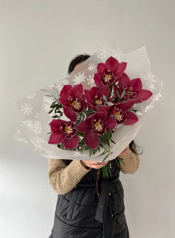 Монобукет из бордовых орхидей от интернет-магазина цветов в 