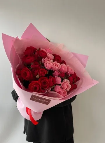 Букет из пионовидных кустовых роз в красного и розового цвета от интернет-магазина цветов в 