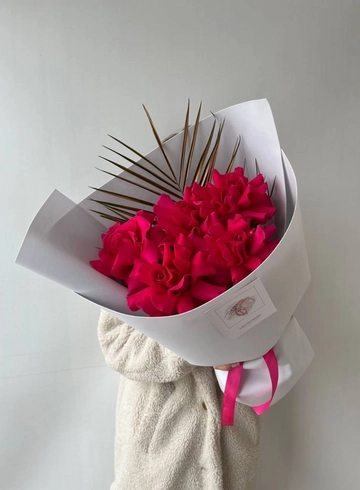 Букет из малиновых ажурных роз с робелини от интернет-магазина цветов в 