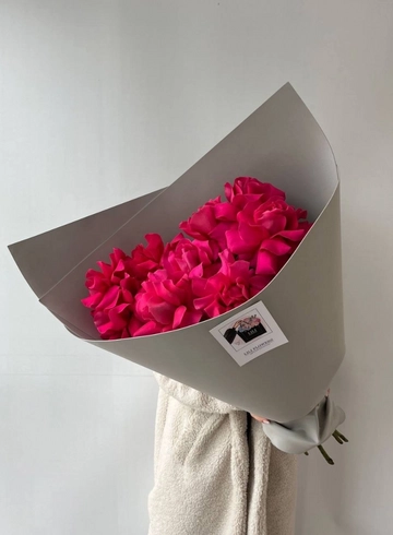 Монобукет из малиновых роз в серой упаковке от интернет-магазина цветов в 