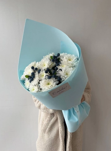 Монобукет из кустовой хризантемы с искуственными ягодами от интернет-магазина цветов в 