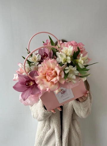 Сборная композиция в сумочке с эсперансой от интернет-магазина цветов в 