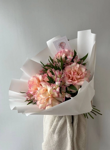 Сборный букет в нежных тонах с ажурной розой и альстромерей от интернет-магазина цветов в 