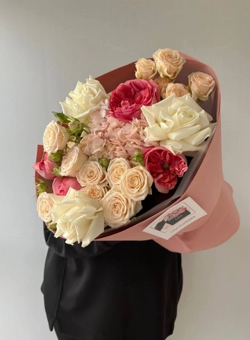 Сборный букет с пионовидными розами и гортензией от интернет-магазина цветов в 