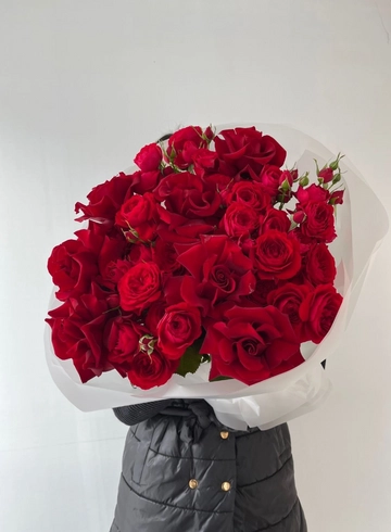 Сборный букет из кустовых и ажурных роз от интернет-магазина цветов в 